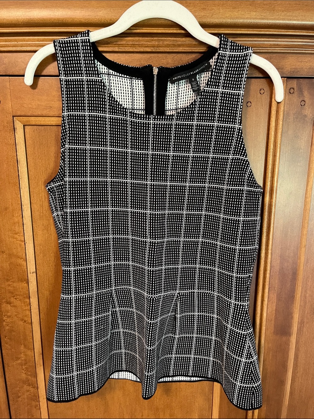 White House Black Market Black & White Grid Sleeveless Top. So cute ! Size S
